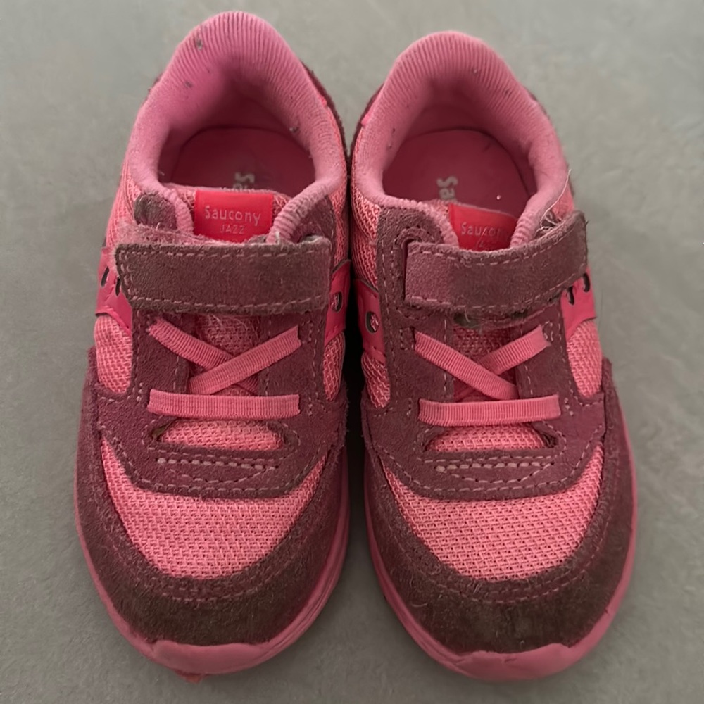 Girls Gym shoes size 6 1/2. Saucony brand